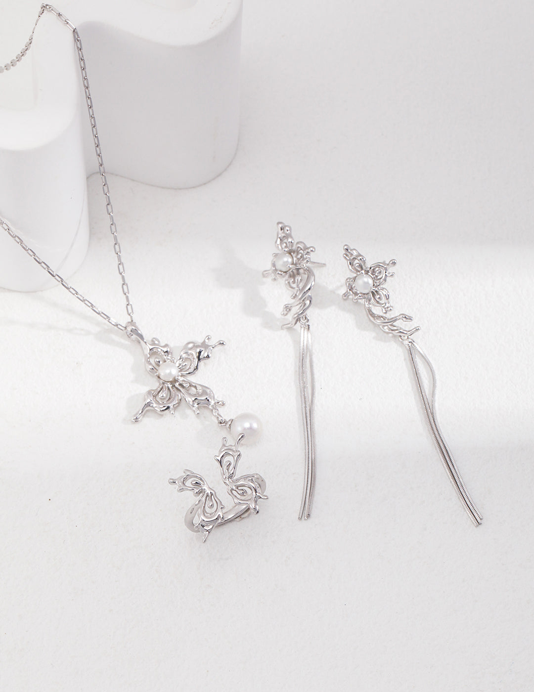 Flower Shaped Silver Pearl Necklace